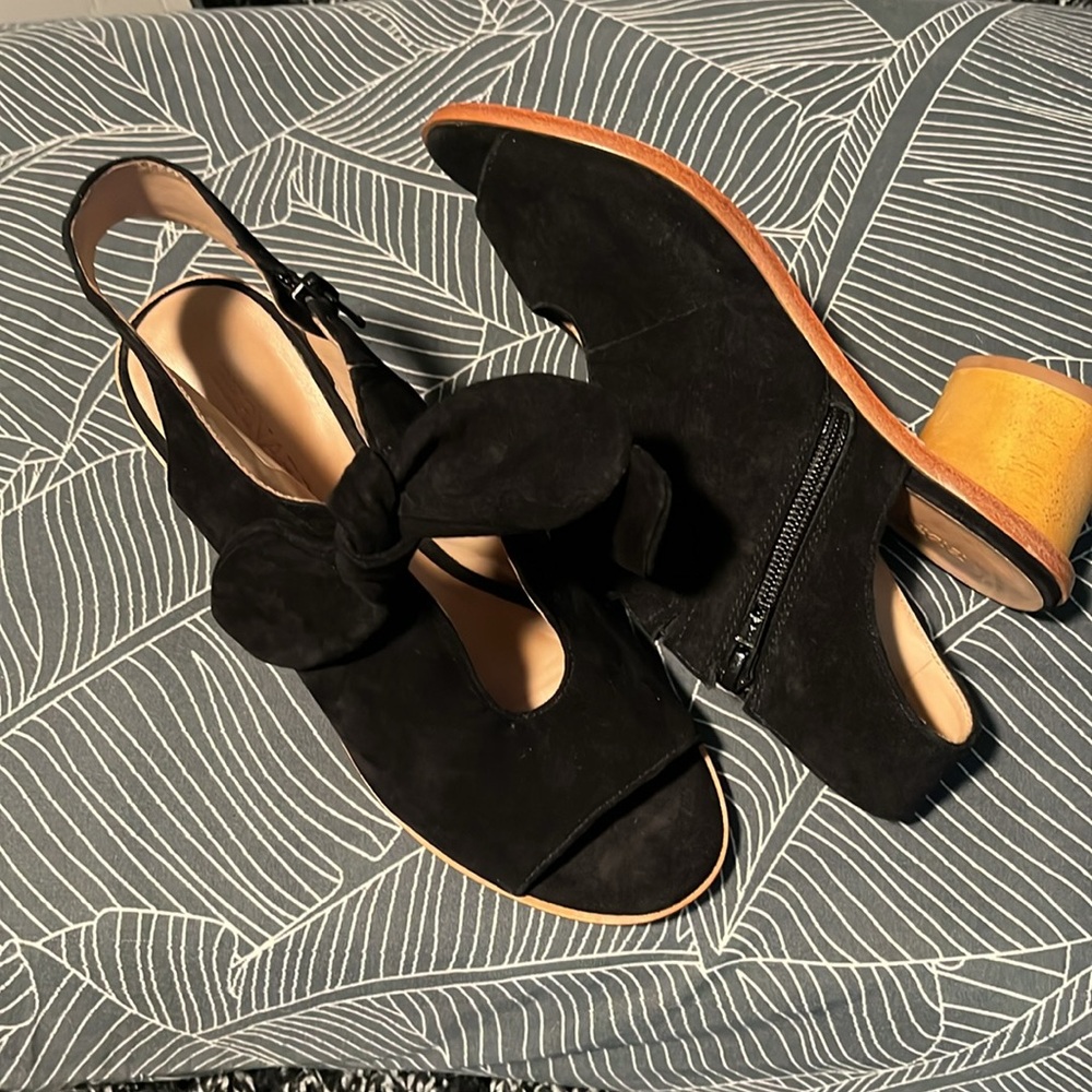 Bernardo Black and Tan Sandals